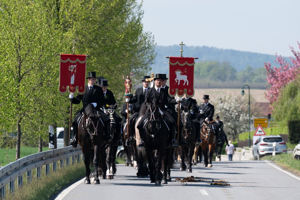 Als berittene Botschafter sind die Osterreiter in der sorbischen Lausitz unterwegs.