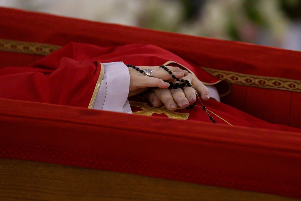 Franziskus wurde zunächst in der Kapelle seiner Residenz Santa Marta im Vatikan aufgebahrt.