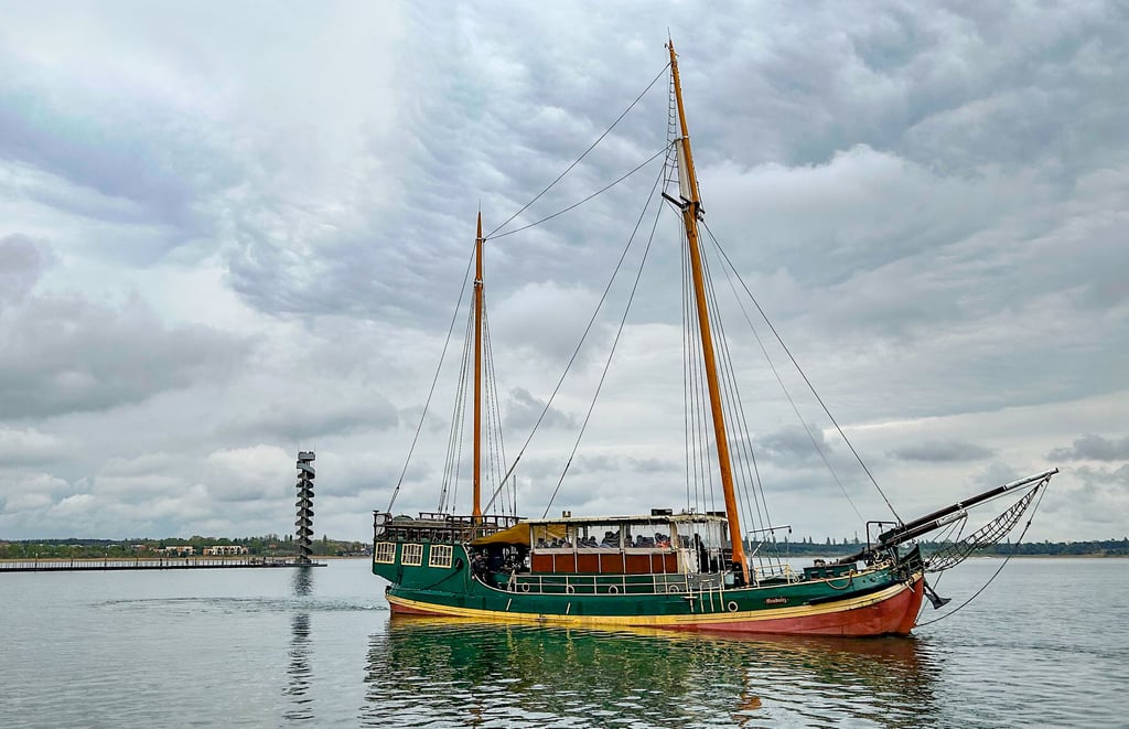 Erste Ausfahrt 2025: Die Fahrgäste genießen die Rundreise der „Reudnitz“ auf dem Goitzschesee.