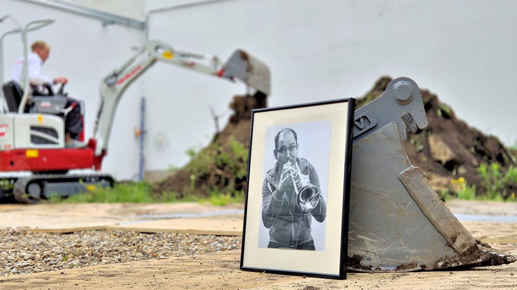 In Gedenken des 2023 verstorbenen Stendaler Musikpädagogen Sebastian Socha wird im Garten der Musik- und Kunstschule Stendal "Bastis Bühne" errichtet.