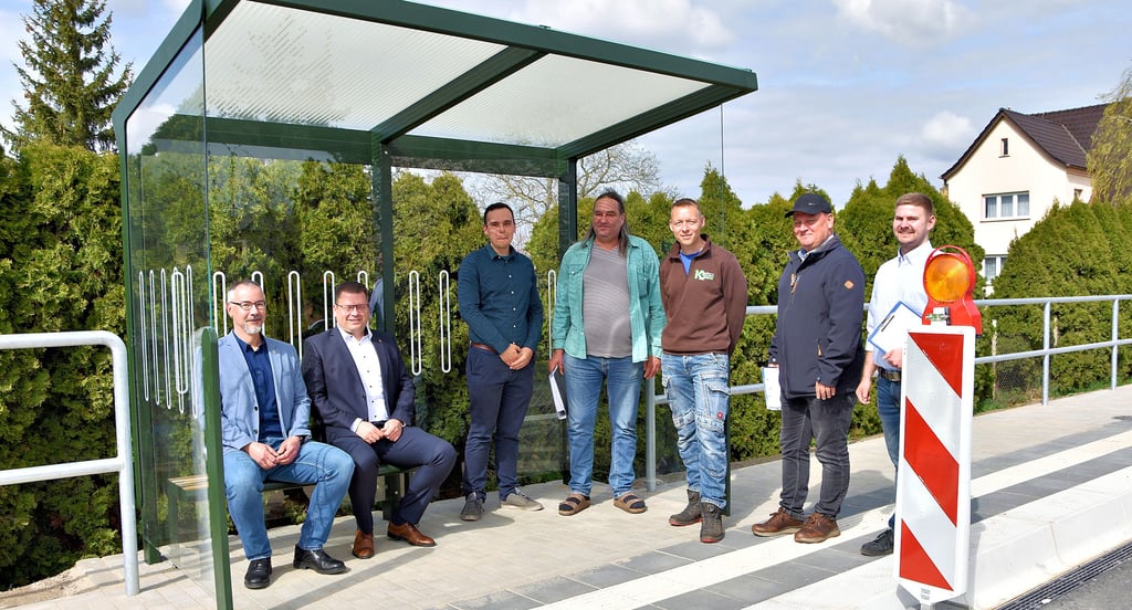 Bei der Abnahme der barrierefreien Bushaltestelle in Prettin, von links: Bürgermeister Stefan Schmidt, Landrat Christian Tylsch, Ortschaftsrat Björn Rutkowski, Bauamtsleiter Reik Romanus, Ronny Kretzschmar (Straßenbau), Torsten Appelt (Ingenierbüro Tiefbau) und Florian Kreutz vom Landkreis Wittenberg.