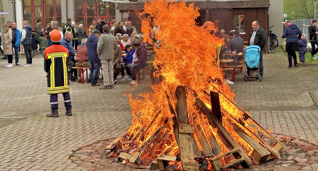 Besucher genießen in Sandersdorf Musik, Grillgut und Getränke. Während die Feuerwehr die Sicherheit im Blick behält.