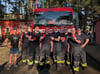 Eine Abordnung der Einsatzkräfte der Freiwilligen Feuerwehr Halle-Nietleben mit Heidebad-Chef Mathias Nobel (links).