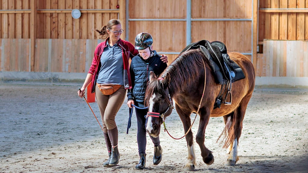 Der 13-jährige Jannik freut sich. Er kommt regelmäßig zum therapeutischen Reiten und trainiert mit Ivonne Pioch.
