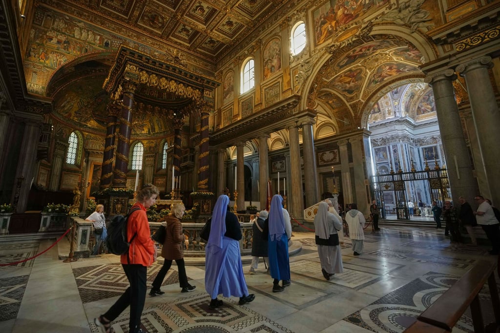 Gläubige und Nonnen gehen in der Basilika Santa Maria Maggiore, wo Papst Franziskus am 26. April beigesetzt wird.