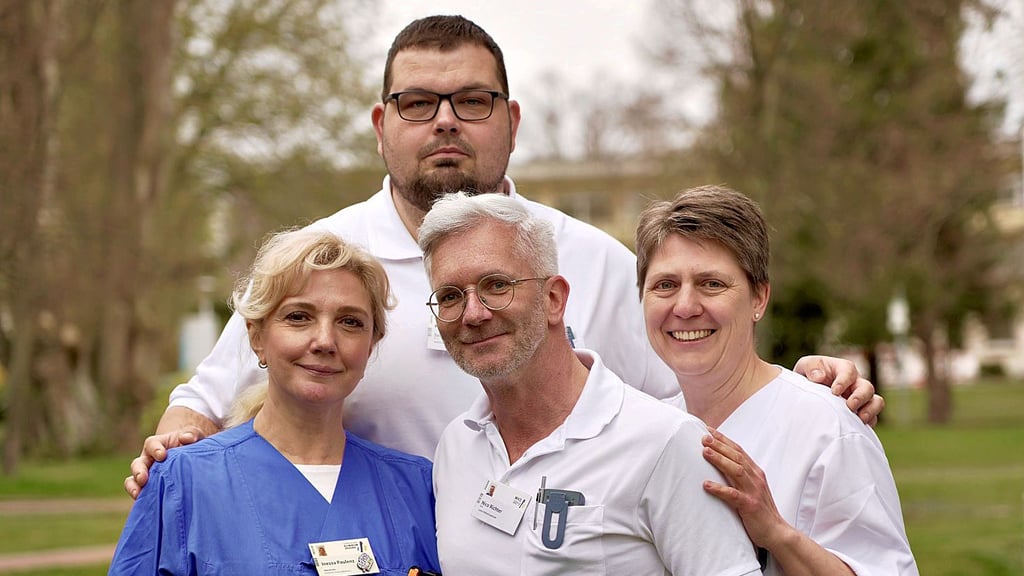 Das ist das Team des Palliativzentrums des Städtischen Klinikums: Oberärztin Inessa Paulenz (Medizinische Leitung Palliativzentrum), Nico Richter (Bereichsleiter Palliativzentrum) und ihre jeweiligen Stellvertreter Oberärztin Dr. Judith Pannier (vorn, v.l.n.r.) und Sebastian Max (hinten).