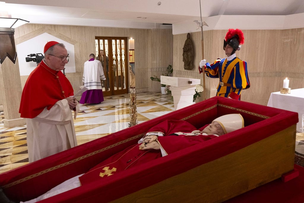 Franziskus wurde zunächst in der Kapelle seiner Residenz Santa Marta im Vatikan aufgebahrt.