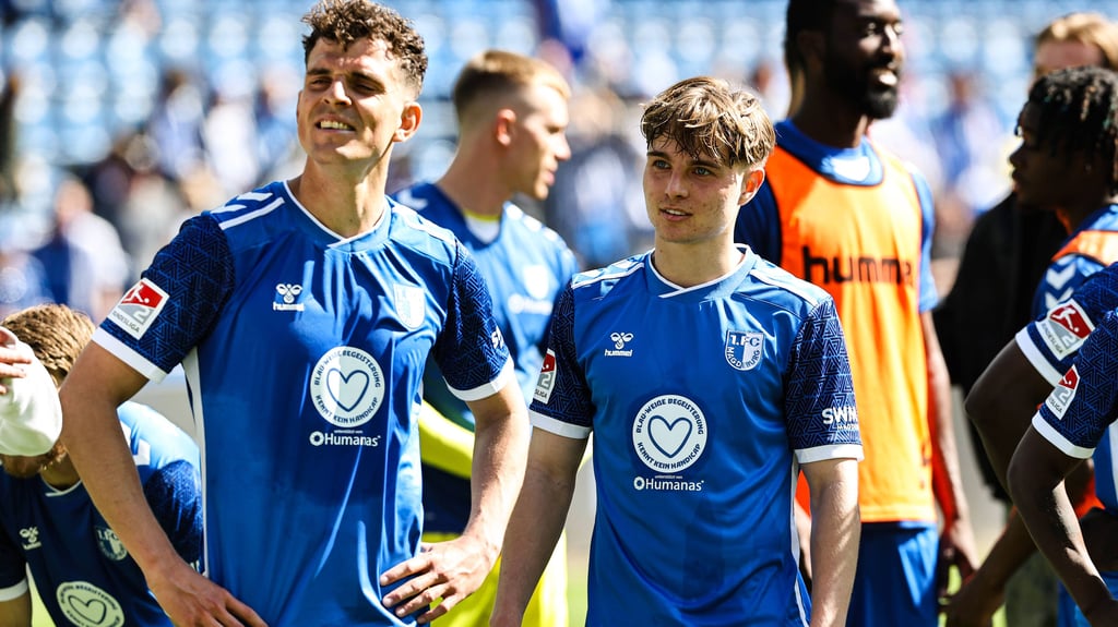 Die Spieler vom 1. FC Magdeburg nach dem Sieg gegen Jahn Regensburg: erschöpft aber glücklich.