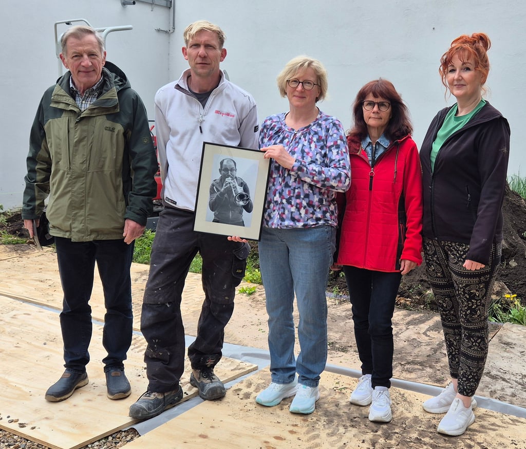 Der Bau von "Bastis Bühne" im Garten der Musik- und Kunstschule hat begonnen. Von links: Vater Bernhard Socha, Andreas Gaedke (RepaBau), Heide Vogel und Silke Pidun vom Förderkreis der Musik- und Kunstschule sowie stellvertretende Schulleiterin Antje Donnerstag.