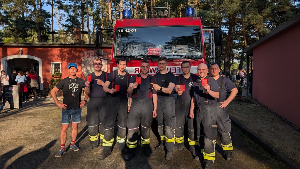 Eine Abordnung der Einsatzkräfte der Freiwilligen Feuerwehr Halle-Nietleben mit Heidebad-Chef Mathias Nobel (links).