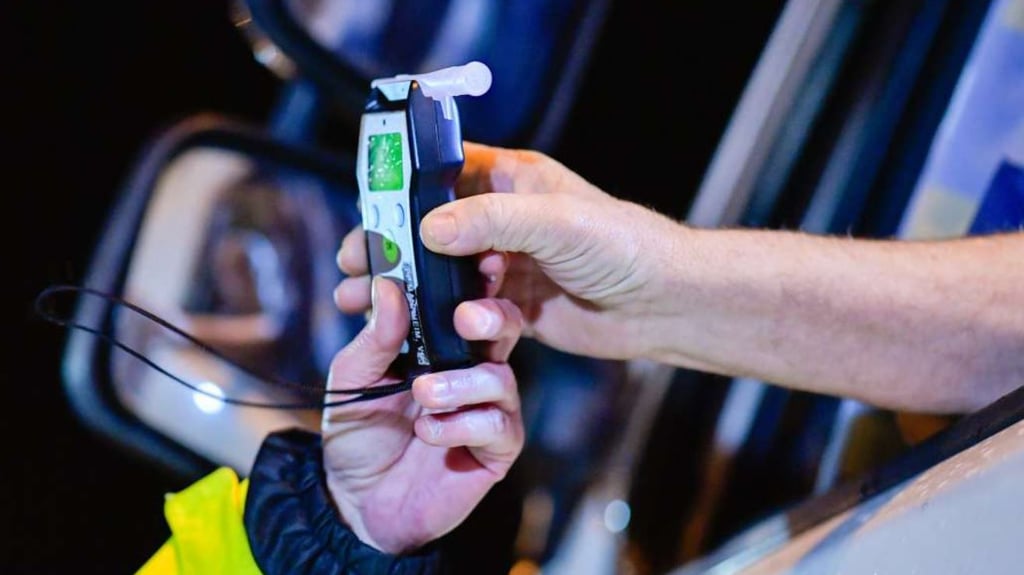 An einer Kreuzung in Oschersleben steht ein Auto, der Fahrer zeigt keine Reaktion. Erst nach dem gewaltsamen Öffnen durch Rettungskräfte wird klar: Er ist betrunken.