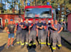Eine Abordnung der Einsatzkräfte der Freiwilligen Feuerwehr Halle-Nietleben mit Heidebad-Chef Mathias Nobel (links).