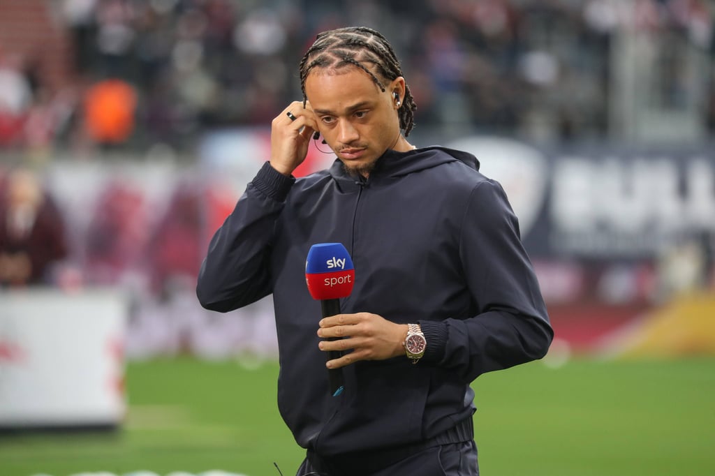 Xavi Simons am Rande des Spiels von RB Leipzig gegen Holstein Kiel