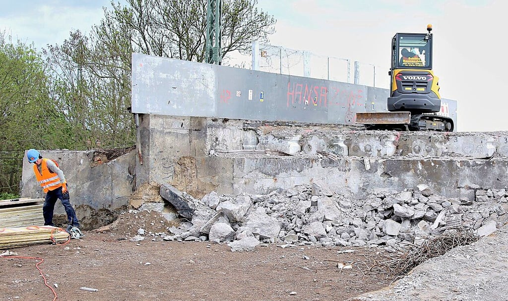 Verschiedene Bagger kommen bei den Arbeiten auf der Kanonenbrücke in Stendal zum Einsatz.