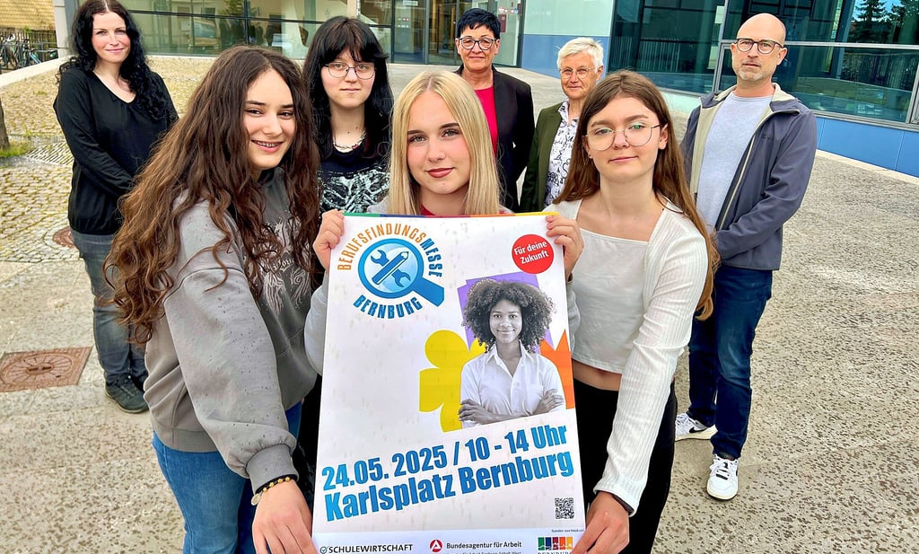 Pia Fischer (Mitte) hat das Siegerplakat entworfen, Katarina Bakovic (links) und Sara Grombach (2.von links) belegten Platz zwei, Lena Franke (rechts) wurde Dritte.
