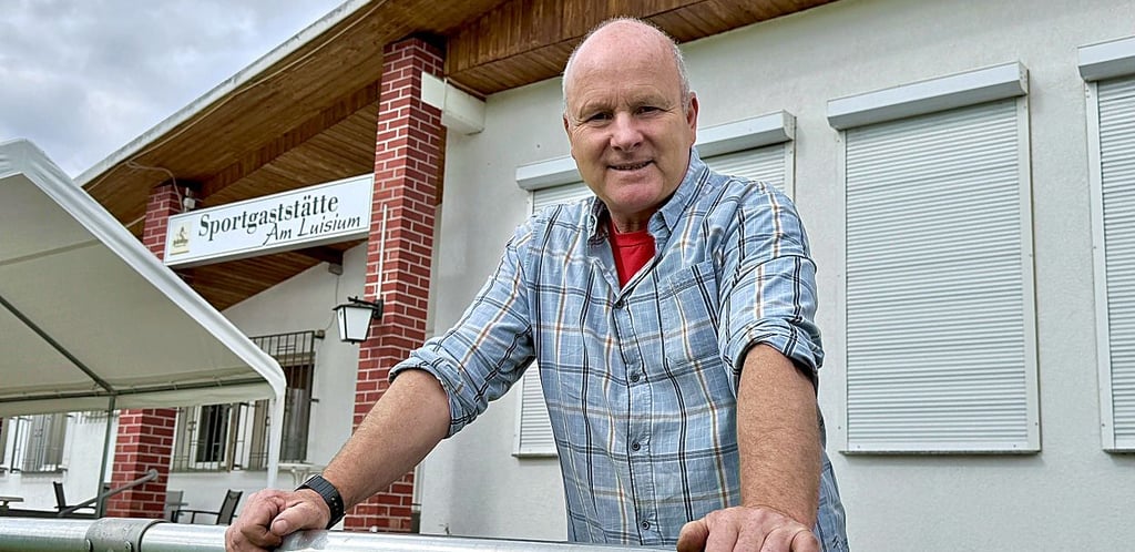 Ralf Mattey steht vor der Vereinsgaststätte von Empor Waldersee.