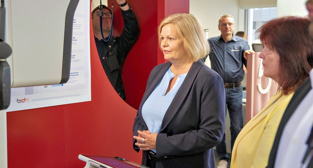 Fotos können jetzt direkt im Bürgeramt gemacht werden. Sabine Noß (r.) zeigte Innenministerin Nancy Faeser, wie das geht.