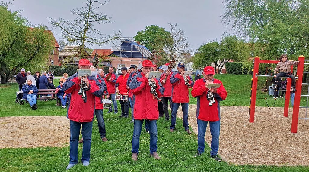 Die Schalmeienkapelle Cösitz sorgte in Löbersdorf für Stimmung.