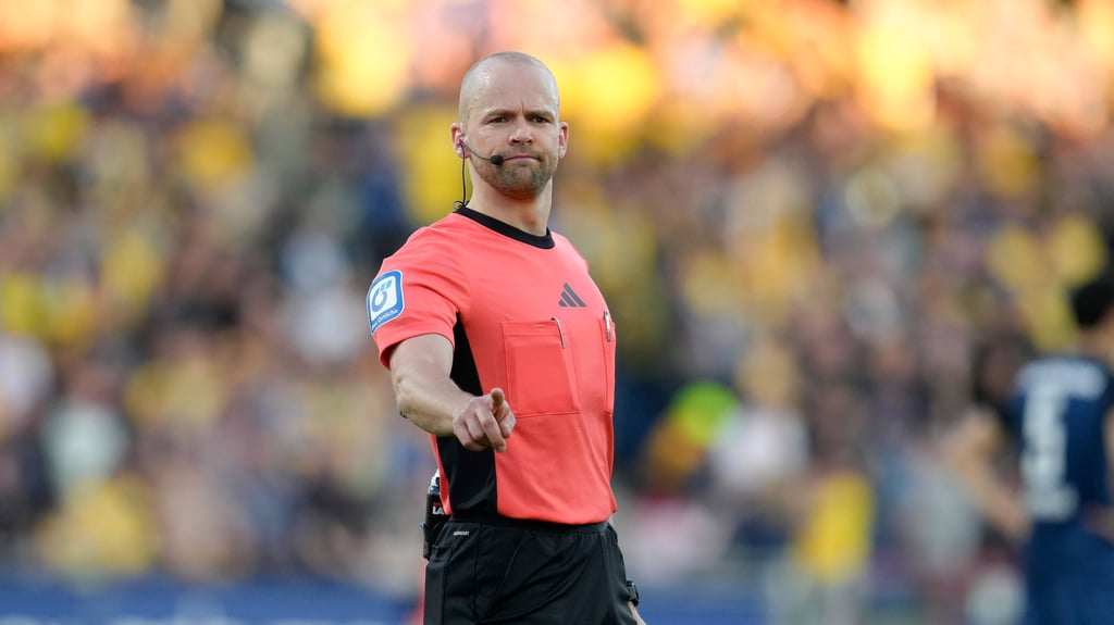 Zuletzt pfiff Patrick Schwengers den 1. FC Magdeburg im Februar 2022, am Freitag wird der Schiedsrichter das FCM-Auswärtsspiel bei Hertha BSC Berlin in der 2. Bundesliga leiten.