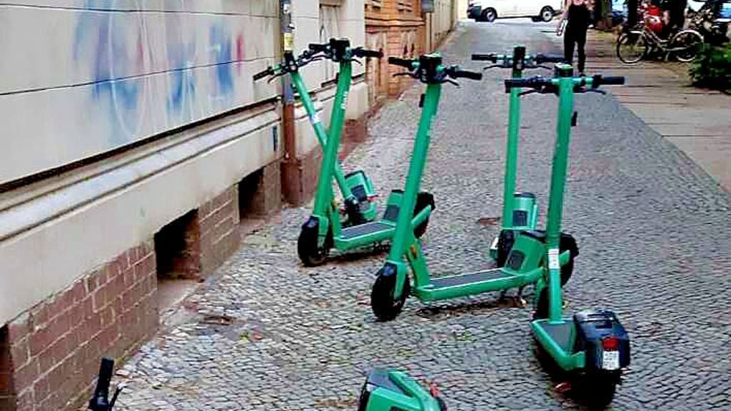 Oft stehen oder liegen E-Roller am Straßenrand.