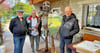 Rainer Hesse (v.l.n.r.), Siegfried Kluge und Gerhard Nitsche präsentieren die neue Statue für Neutz.