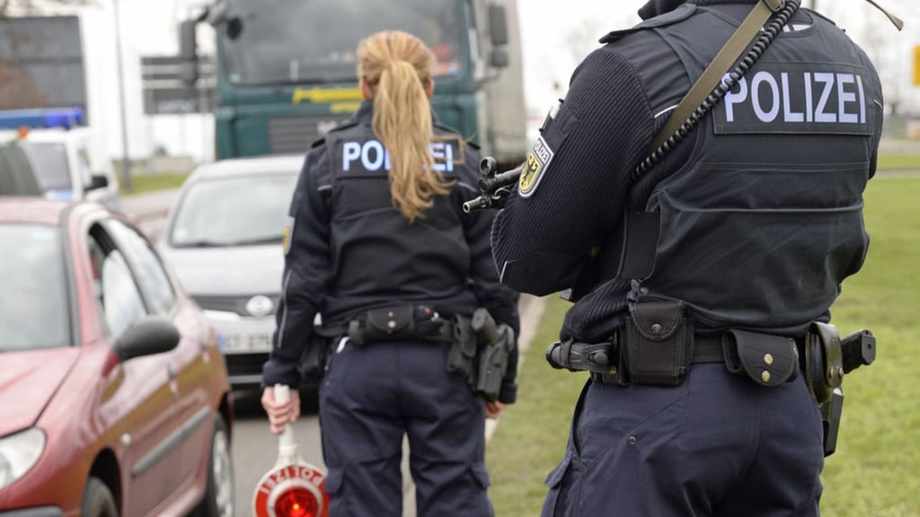 Auf der A9 und A38 werden Fahrzeuge von der Polizei kontrolliert.