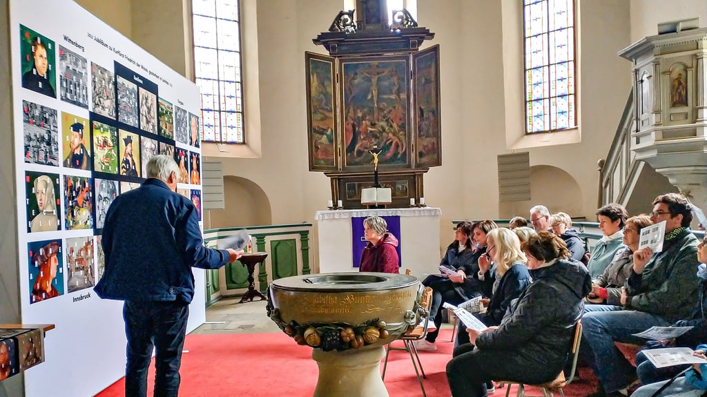 Auf 32 „Kacheln“ stellt der Grafiker und Wahllabruner Heinz Krüger die Lebens- und Wirkungsgeschichte Friedrichs des Weisen dar.