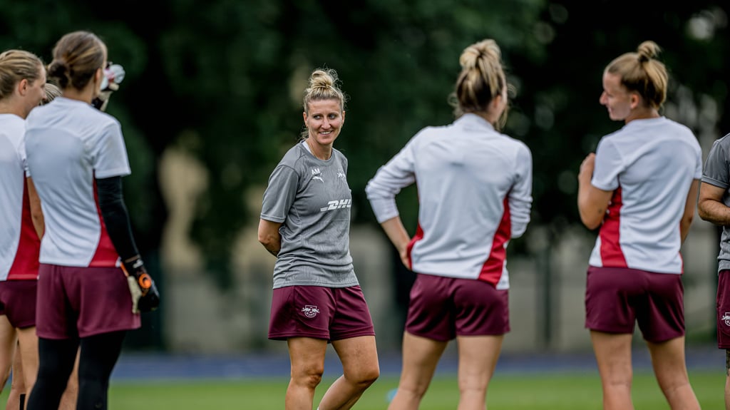 Anja Mittag (2.v.r.) beim Training der RB-Frauen im Sommer 2024.