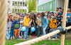 An der Seite von Carolin Rohloff vom Schulförderverein schneiden Viertklässlerin Maja Brunn und Schulleiterin Anne Ulrich  (Mitte) das Band zur Eröffnung des neuen Motorik-Parcours durch. 