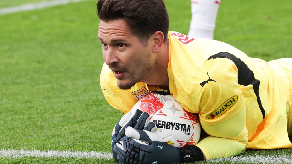 Janis Blaswich&nbsp;hält den Ball fest.