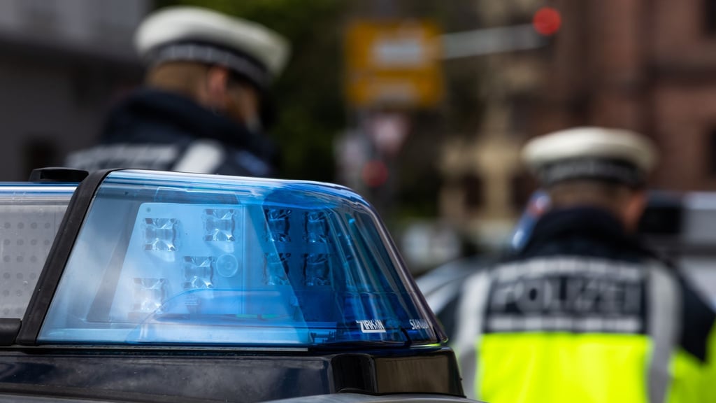 Bei einer Kontrolle im Hauptbahnhof Stendal fanden Polizisten ein Messer und Drogen bei einem 36-Jährigen.