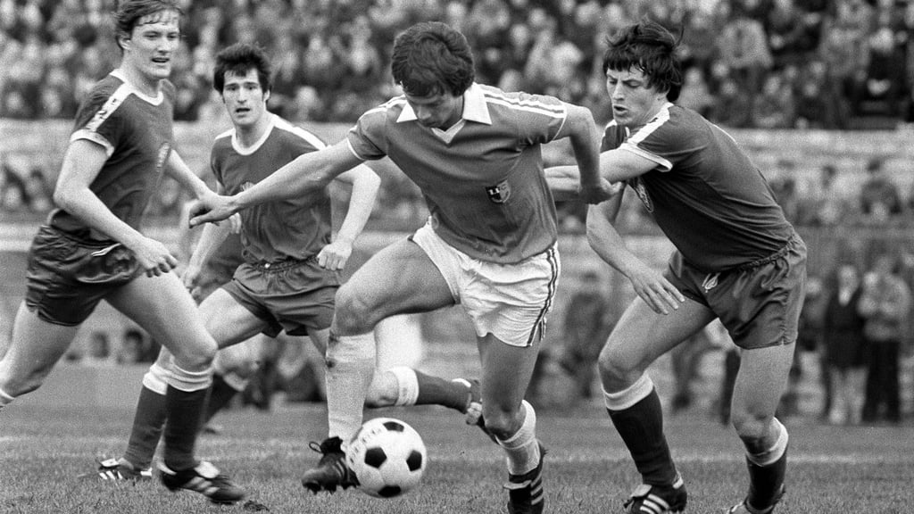 Jürgen Sparwasser (Mitte, 1. FC Magdeburg) gegen Artur Ullrich (re.) und Norbert Trieloff (li., beide BFC Dynamo) im FDGB-Pokalfinale am 28. April 1979.