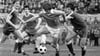 Jürgen Sparwasser (Mitte, 1. FC Magdeburg) gegen Artur Ullrich (re.) und Norbert Trieloff (li., beide BFC Dynamo) im FDGB-Pokalfinale am 28. April 1979.