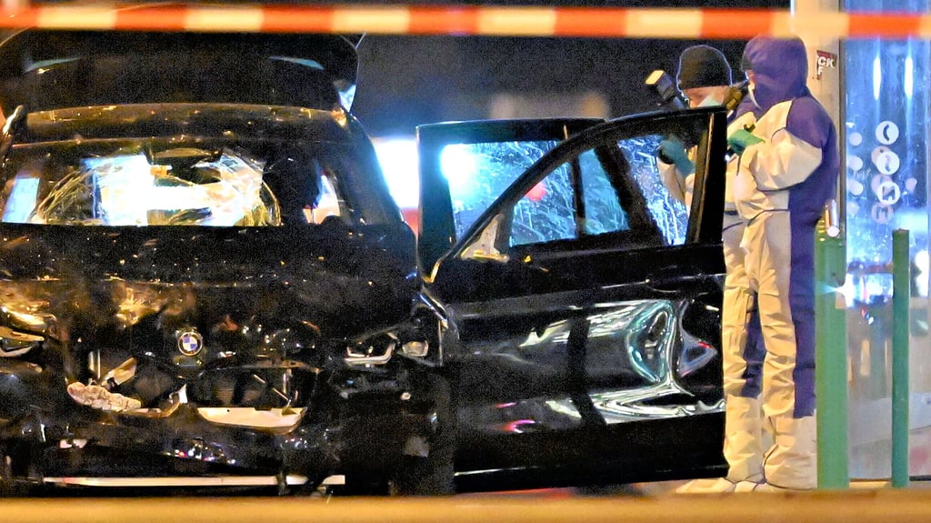 Noch in der Nacht läuft der größte Ermittlungs-Einsatz in der Landesgeschichte an. Der Beschuldigte Taleb A. tötete auf seiner Amokfahrt über den Magdeburger Weihnachtsmarkt sechs Menschen und verletzte 300 weitere, teils sehr schwer.