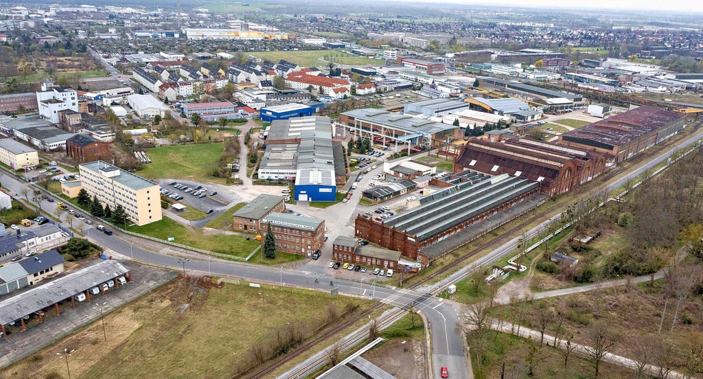 Das Gelände des Gewerbeparks Dessau-Mitte aus der Vogelperspektive von der Brauereistraße aus gesehen.