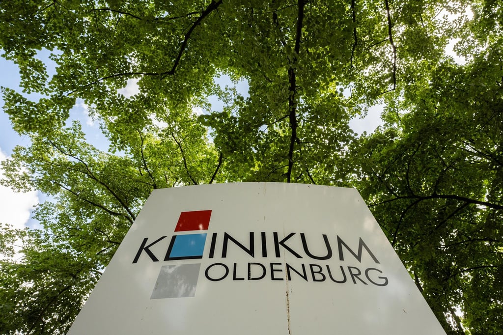 Am Klinikum Oldenburg erinnert ein Denkmal an die Opfer des ehemaligen Krankenpflegers Niels Högel. (Archivfoto)