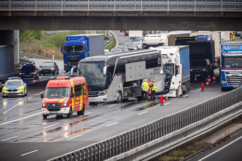 Nach dem Auffahren eines Sattelzugs auf einen Reisebus hat die Polizei Ermittlungen aufgenommen. (Foto vom 23.4.)