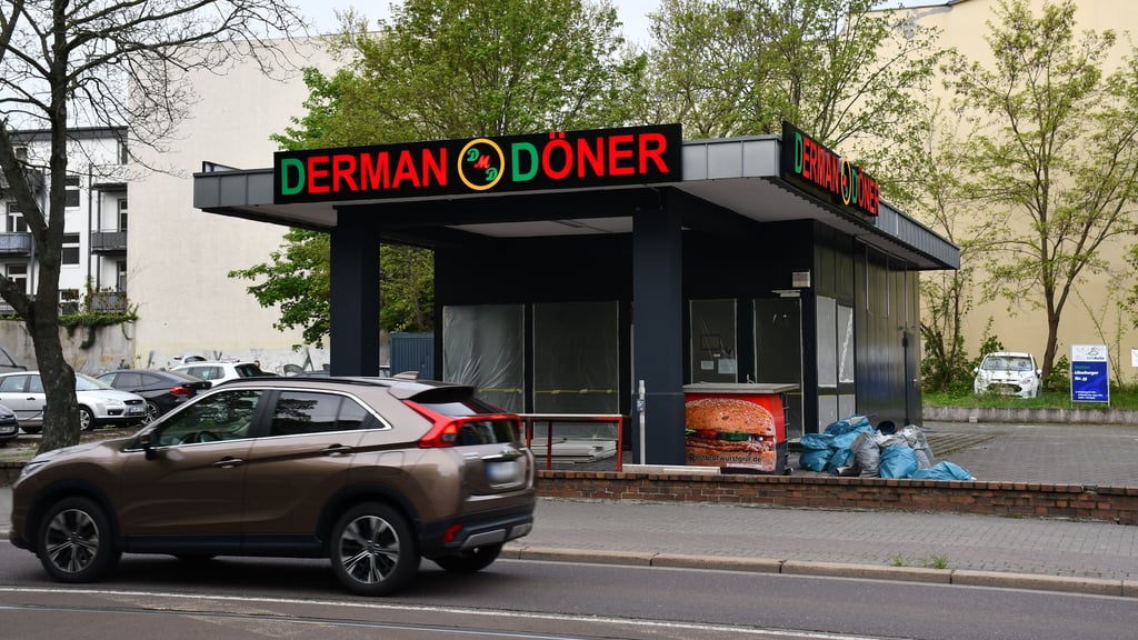 In einer Ex-Tankstelle in Magdeburg gab es jahrelang einen Rostbratwurstgrill. Der wurde nun geschlossen, ein Döner folgt.