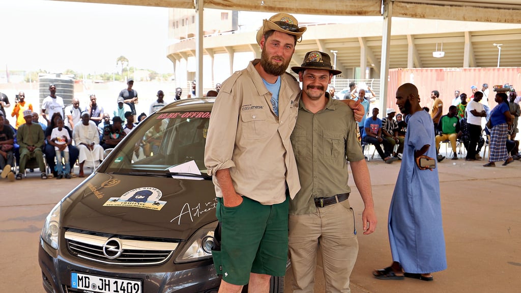 Sie sind angekommen: Rouven Hoffmann (links) und Louis Klaus aus Magdeburg bei der Versteigerung des Autos in Banjul, der Hauptstadt von Gambia.