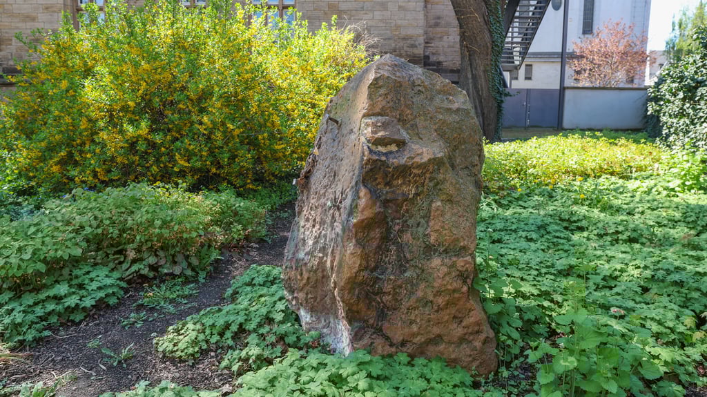 So sieht der Gedenkstein im Rosalskyweg am Ratssaal derzeit ohne Jahn-Tafel aus.