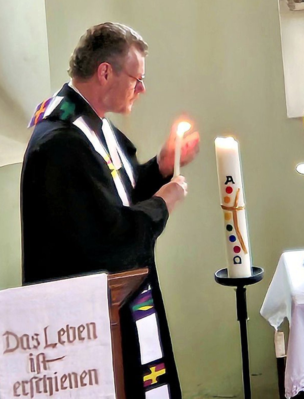 Dankmar Pahlings entzündet die Osterkerze für den verstorbenen Papst.