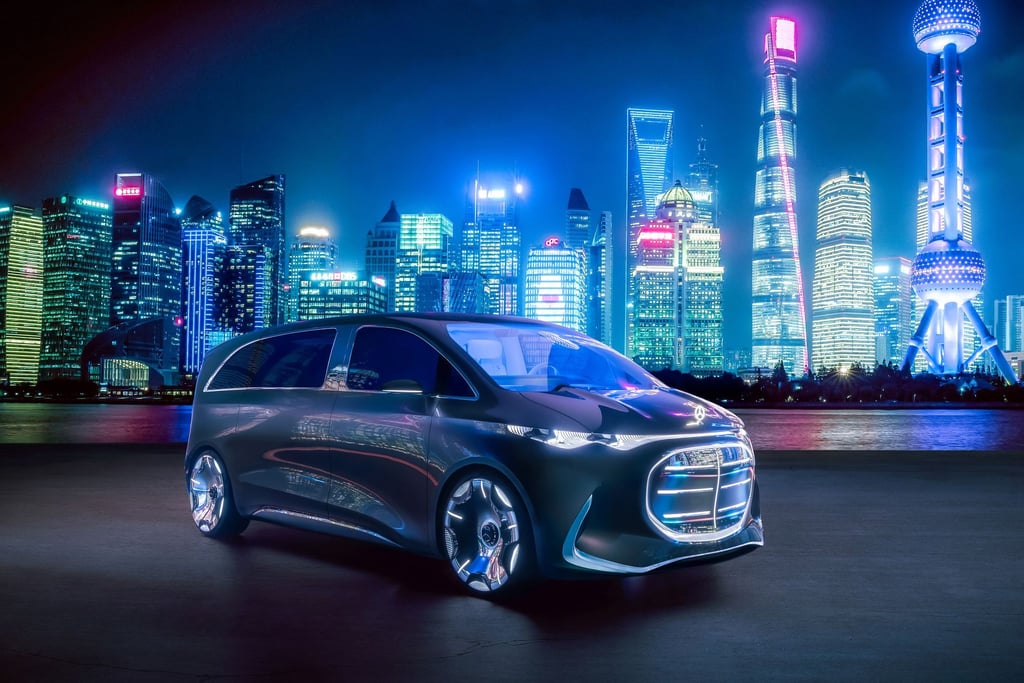 Weltpremiere in Shanghai: Die Mercedes-Studie Vision V kommt mit einem Kino-Screen, Designer-Liegen und Minibar.