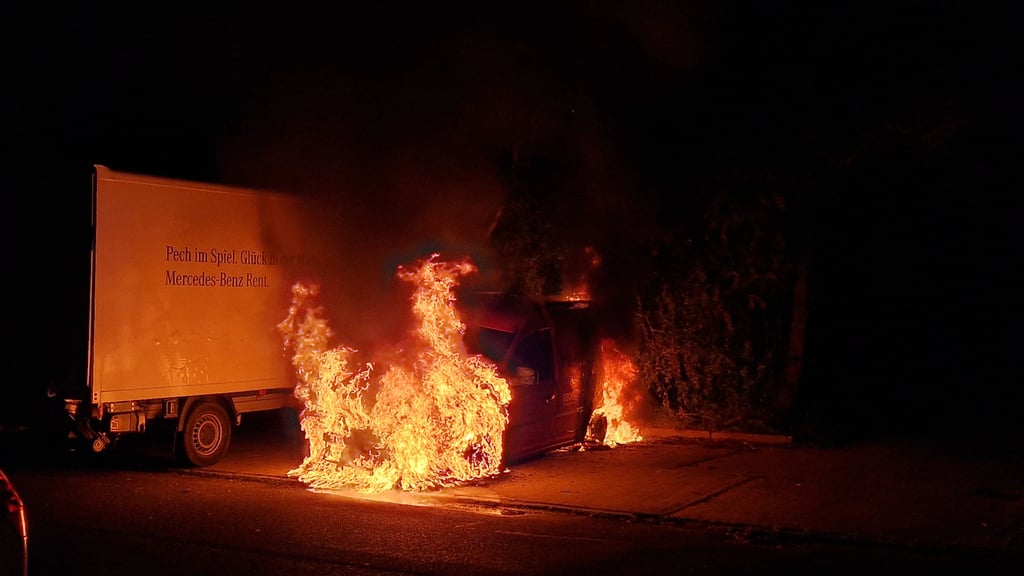Erneut sind in Halle-Neustadt mehrere Autos in Flammen aufgegangen.