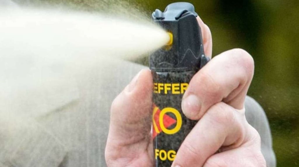 Ein Mann hat einem anderen in Halle mit Reizgas ins Gesicht gesprüht.