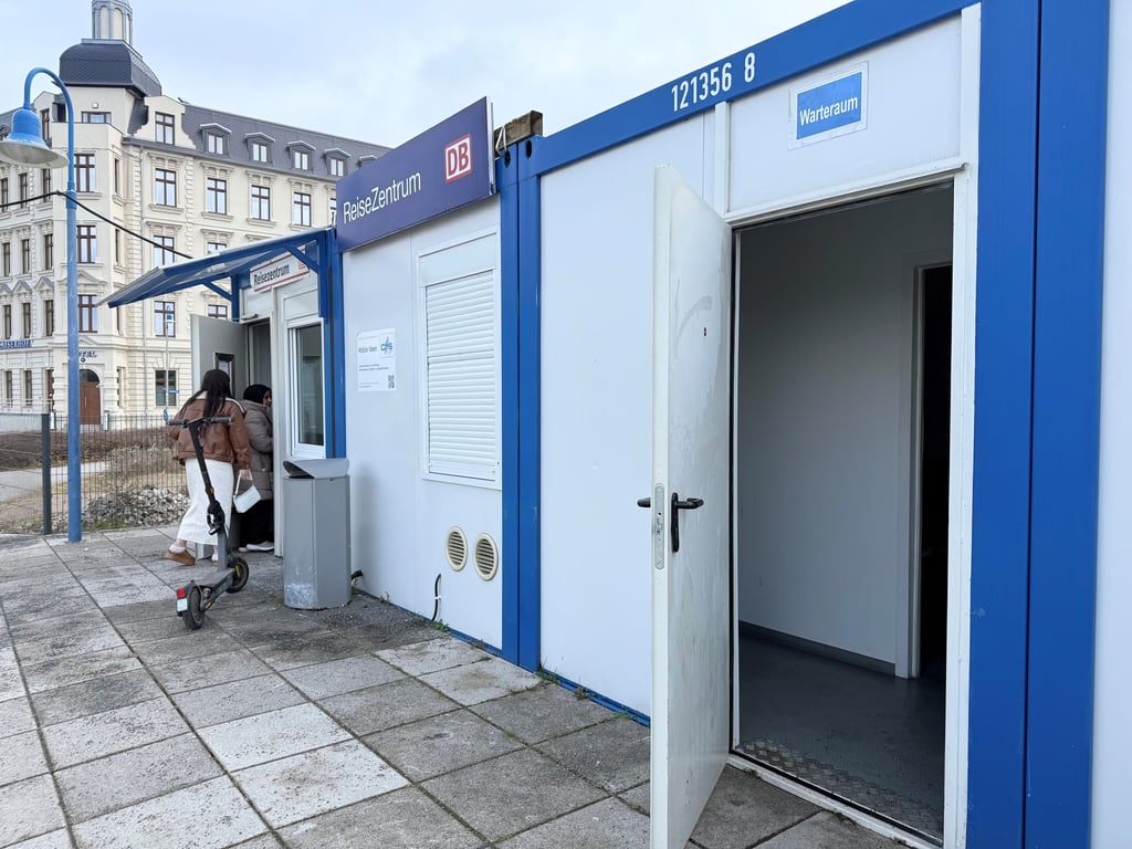 Der Bahnhof Bitterfeld wird neu gebaut. Das ist der derzeitige Warteraum.