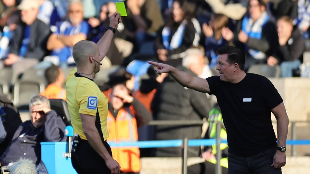 Schiedsrichter Patrick Schwengers zeigt Christian Titz die Gelbe Karte beim Spiel in Berlin. Für den Trainer des 1. FC Magdeburg war es bereits die dritte der laufenden Saison - bei der nächsten ist er eine Partie gesperrt.