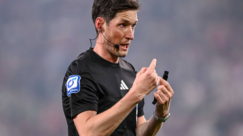 "So nicht, Freundchen": Schiedsrichter Matthias Jöllenbeck pfeift sein fünftes RB-Spiel.
