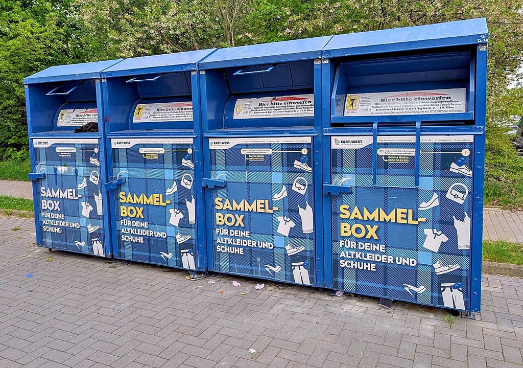 Inzwischen wurden alle vier Sammelboxen verschlossen und die verstreuten Kleidungsstücke eingesammelt.