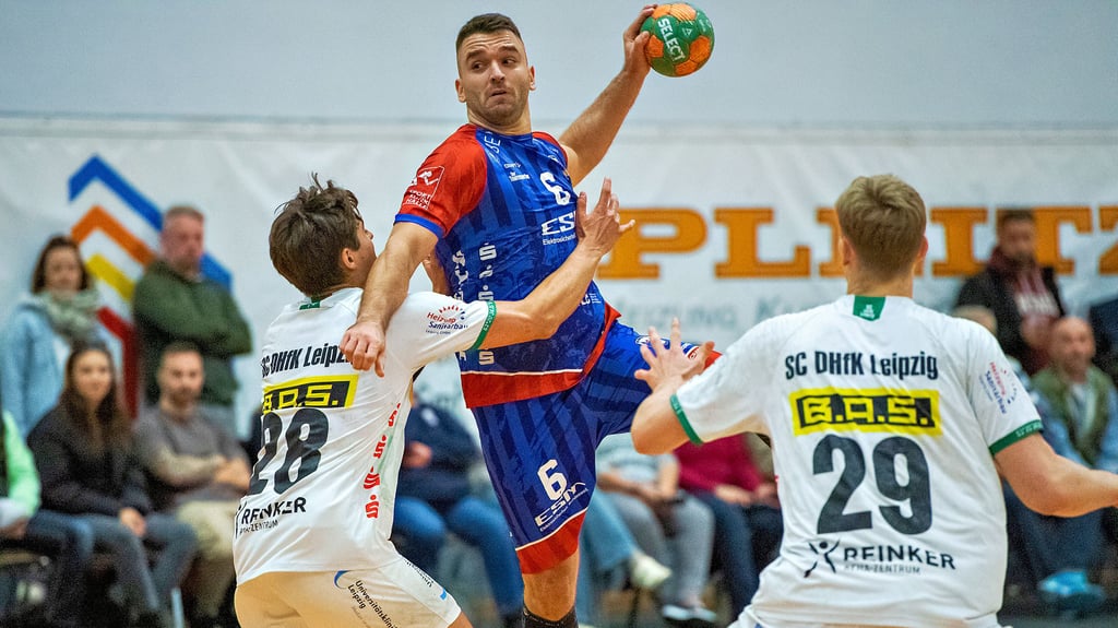 Rückraumspieler Strahinja Vucetic (hier beim Wurf) wird den Drittligisten HCB nach zwei Jahren verlassen. Und auch Franz Häcker wird sich einem anderen Verein anschließen.