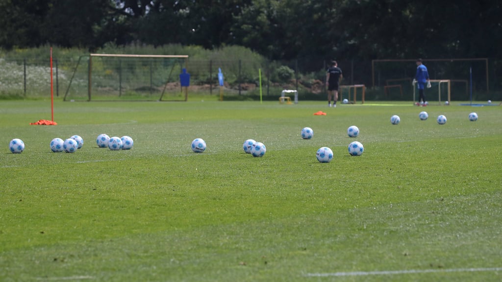 Der 1. FC Magdeburg darf seinen Trainingsplatz in Eigenregie sanieren, die Stadt Magdeburg stellt das Geld dafür bereit.